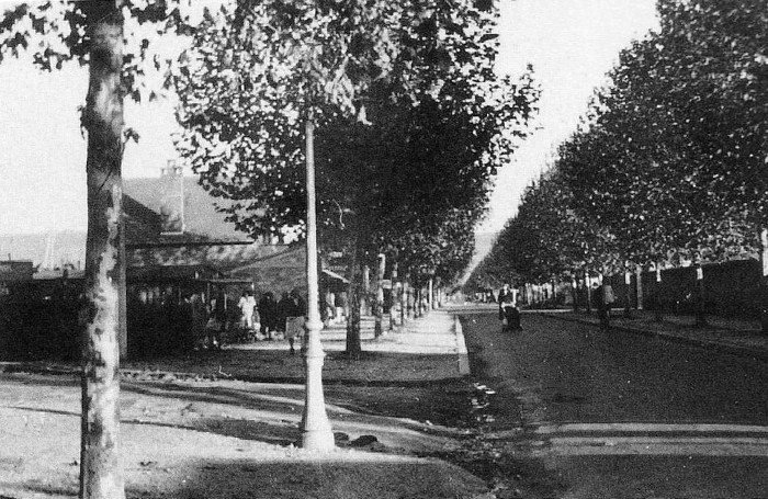 Sotteville-lès-Rouen : Avenue du 14 juillet à l'angle de la rue Arthur Mary (ex rue des Châtaigniers) - 1945 Marcel Lods