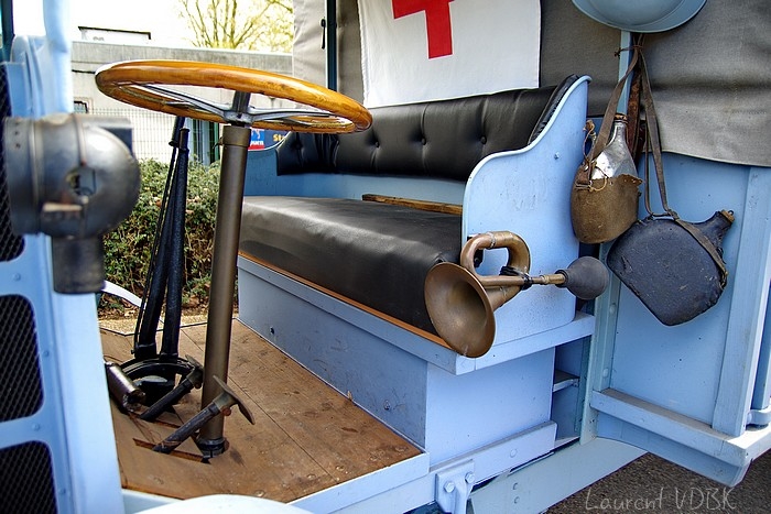 Sotteville-lès-Rouen : L'hippodrome des Bruyères a été transformé en camp hospitalier australien pendant la première guerre mondiale il ya 100 ans. Photo ambulance d'époque