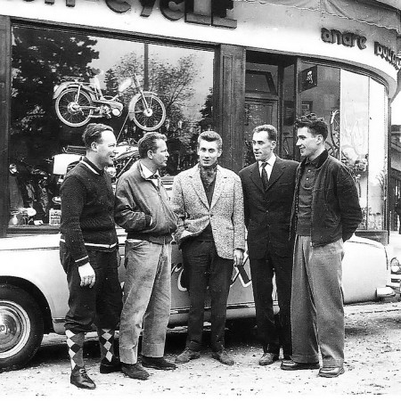 Anquetil devant le magasin Boucher (son entraîneur) ront point du jardin des plantes à Sotteville-lès-Rouen