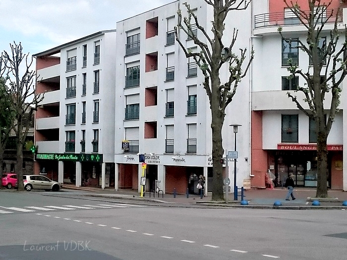 immeubles et magasins ront point des martyrs à Sotteville-lès-Rouen