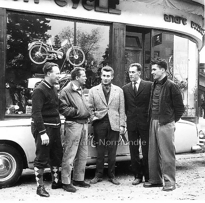 Jacques Anquetil devant le magasin de son entraîneur, André Boucher - Sotteville-lès-Rouen