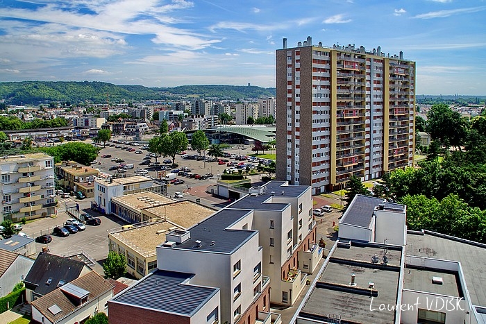 Sotteville-lès-Rouen vu du haut de la grue du chantier de la résidence "l'Orée du Bois" : l'ILN la Garenne et la place de l'Hôtel de Ville
