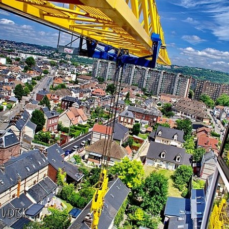 Sotteville-lès-Rouen vu du haut de la grue du chantier de la résidence "l'Orée du Bois" : la rue Léon Salva, rue Benoît Malon et l'immeuble Champagne et la flèche de la grue