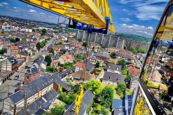 Sotteville-lès-Rouen vu du haut de la grue du chantier de la résidence "l'Orée du Bois" : la rue Léon Salva, rue Benoît Malon et l'immeuble Champagne et la flèche de la grue