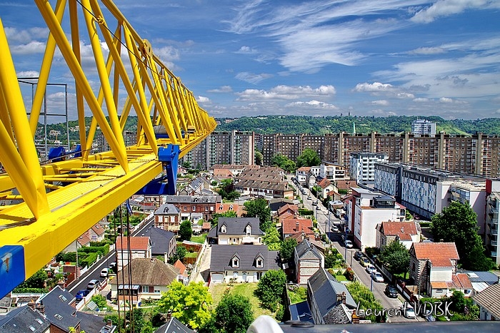 Sotteville-lès-Rouen vu du haut de la grue du chantier de la résidence "l'Orée du Bois" : La rue des frères Canton, les immeubles de la rue Dremarest et l'espace Marcel Lods