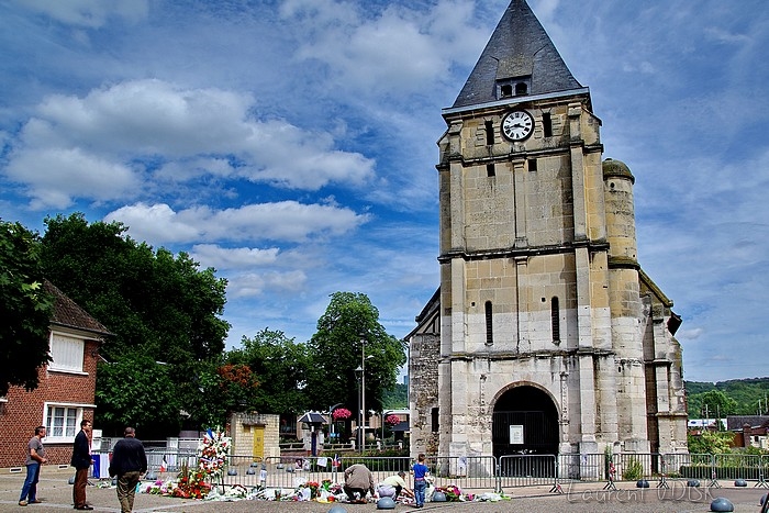 L'église de Saint Etienne du Rouvray suite à l'attentat du 26 juillet 2016 au cours duquel le Père Jacques Hamel a été assassiné