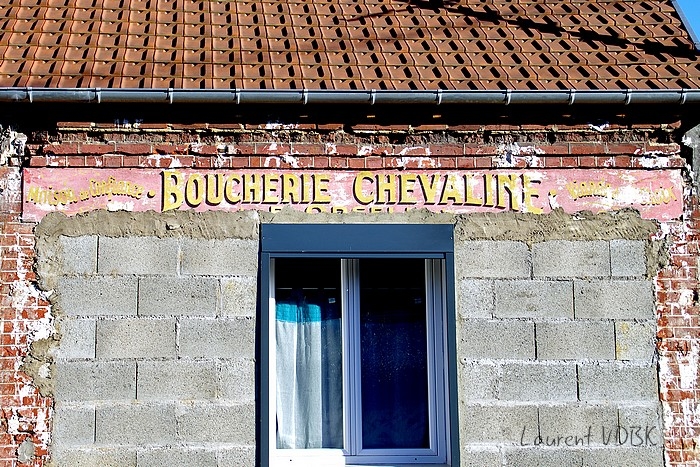 vieille enseigne boucherie chevaline peinte rue marcel lechevallier à Sotteville-lès-Rouen