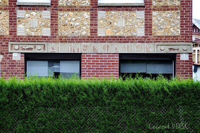 Traces d'une ancienne enseigne alimentation gravée rue du Jean Jaurès à Sotteville-lès-Rouen