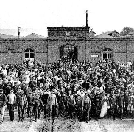 Personnel devant les établissements Bertel - Sotteville-lès-Rouen