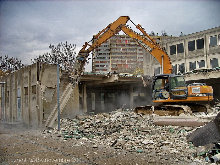 Démolition du bâtiment bas du lycée Marcel Sembat - Création de l'esplanade François Mitterrand - Sotteville-lès-Rouen
