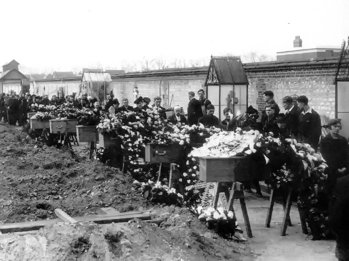 Enterrement au cimetière de Sotteville-lès-Rouen pendant la 2nde guerre mondiale