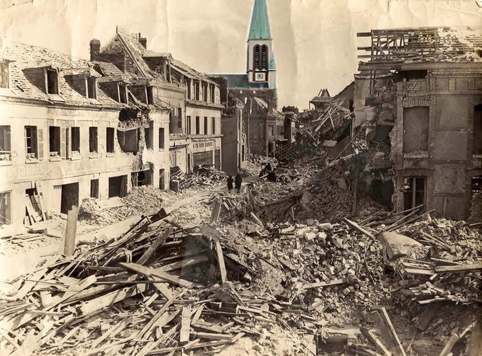 Décombres Rue de Paris suite au bombardement - Ruines dans Sotteville-lès-Rouen détruite - Eglise Notre Dame de l'Assomption