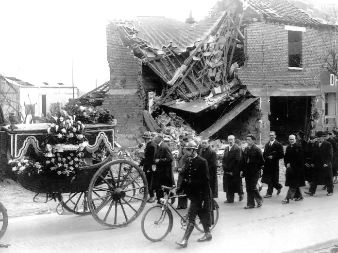 Procession lors des funérailles à Sotteville-lès-Rouen suite aux bombardements