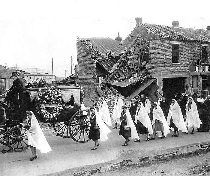 Procession d'enterrement dans les rues démolies par les bombardements à Sotteville-lès-Rouen