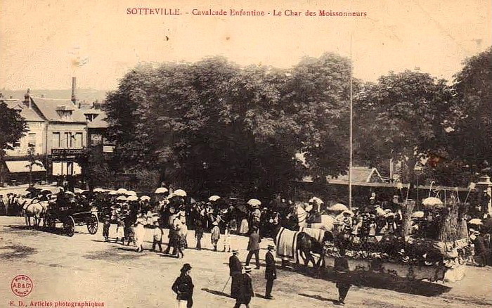 Cavalcade enfantine place de la mairie (le char des moissoneurs) - Sotteville-lès-Rouen