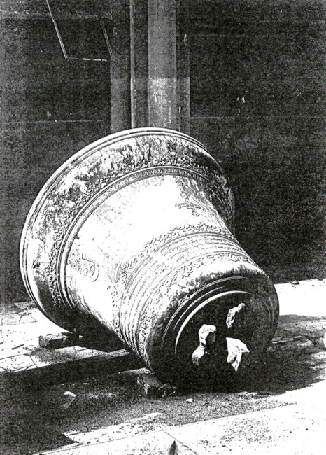 Cloche Claire tombée à terre lors du bombardement de l'église Notre Dame de l'Assomption à Sotteville-lès-Rouen