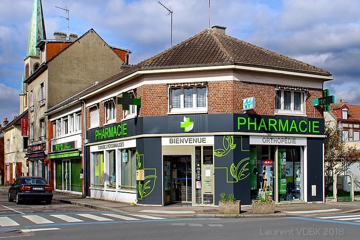 Sotteville-lès-Rouen - Pharmacie à l'angle des rues de Paris et Raspail