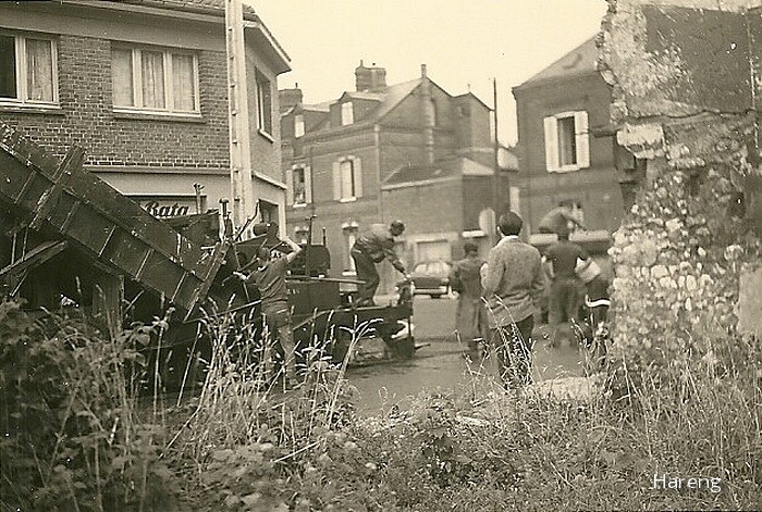 Sotteville-lès-Rouen - Pose du bitume dans les années 60 à l'angle des rues de Paris et Raspail