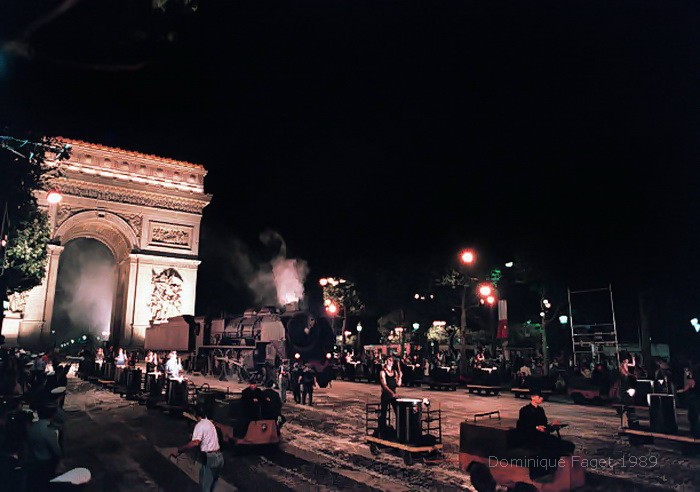 Bicentenaire de la révolution - Réplique de la locomotive Pacific 231 de JP Goude à Paris