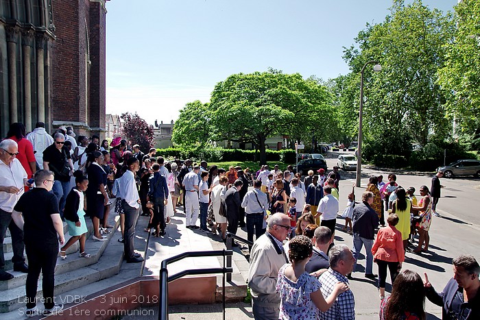 Foule sur le parvis le parvis de l'église Notre-Dame de l'Assomption à la sortie des premières communions 