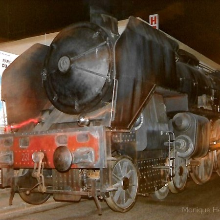 Arrivée à Sotteville de la locomotive du Bicentenaire de la révolution - Réplique en bois peint de la locomotive Pacific 231