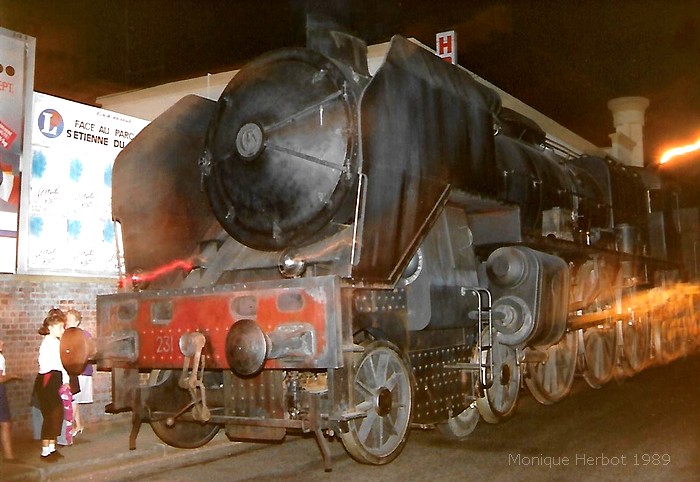 Arrivée à Sotteville de la locomotive du Bicentenaire de la révolution - Réplique en bois peint de la locomotive Pacific 231