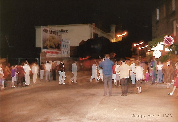 Arrivée à Sotteville de la locomotive de Goude - Réplique en bois peint de la locomotive Pacific 231