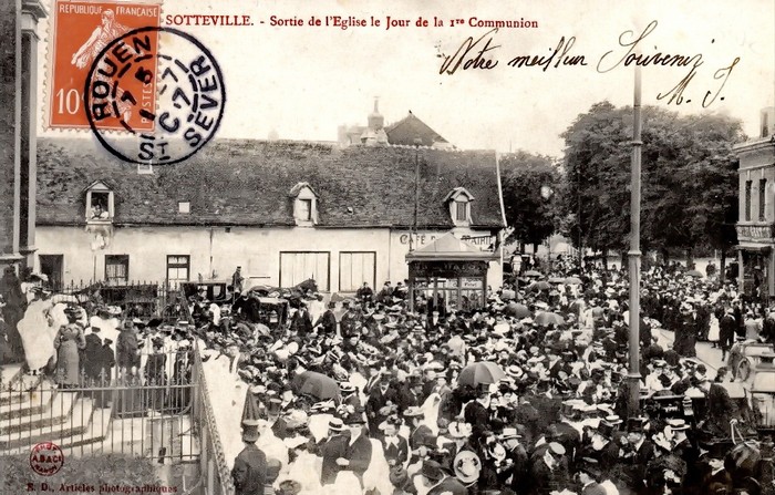 Foule sur le parvis le parvis de l'église Notre-Dame de l'Assomption à la sortie des premières communions 