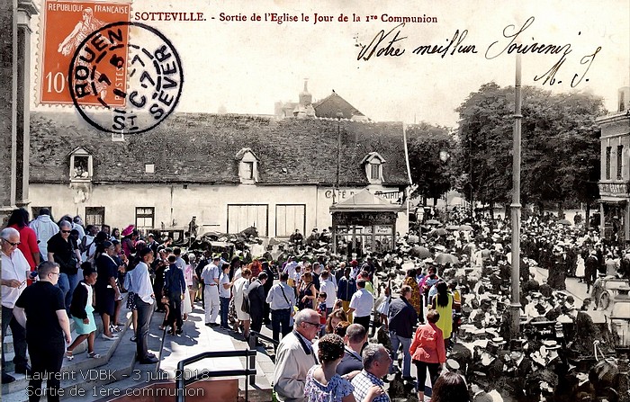 Foule sur le parvis le parvis de l'église Notre-Dame de l'Assomption à la sortie des premières communions 