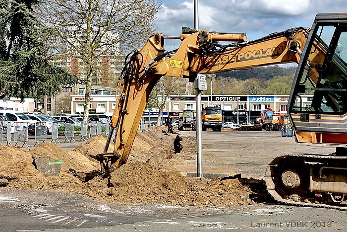 Travaux préparatoires au réaménagement de la place de l'Hôtel de Ville de Sotteville-lès-Rouen : tranchée coupant la place