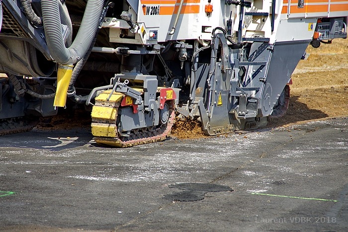 Rénovation de la place de l'Hôtel de Ville de Sotteville-lès-Rouen : rabotage du bitume