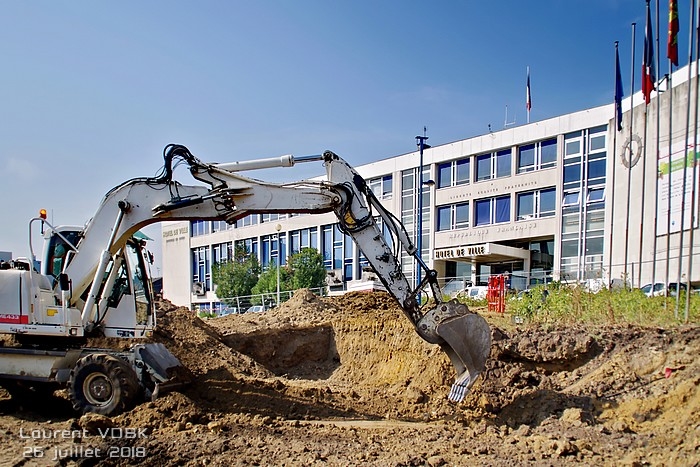 Travaux de la place de l'Hôtel de Ville : Arasement de la butte devant la mairie - Sotteville-lès-Rouen