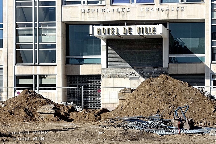 Réaménagement de la place : L'entrée de l'Hôtel de ville (en hauteur) tombre dans le vide à cause de la suppression de la butte - Sotteville-lès-Rouen