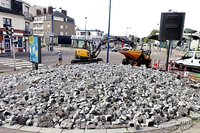 Réaménagement de la place de l'Hôtel de Ville - Sotteville-lès-Rouen : Démolition du monticule à l'angle des rue Raspail et Garibaldi