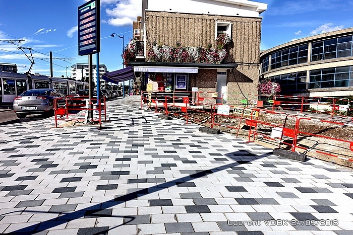 Pavés devant les commerces - Chantier de rénovation de la place de l'hôtel de ville - Sotteville-lès-Rouen