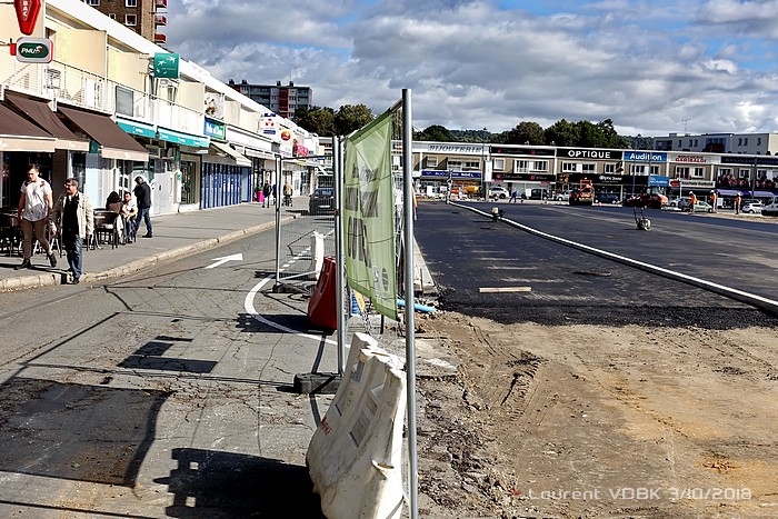 Routes devant les commerces place de l'hôtel de ville - Sotteville-lès-Rouen