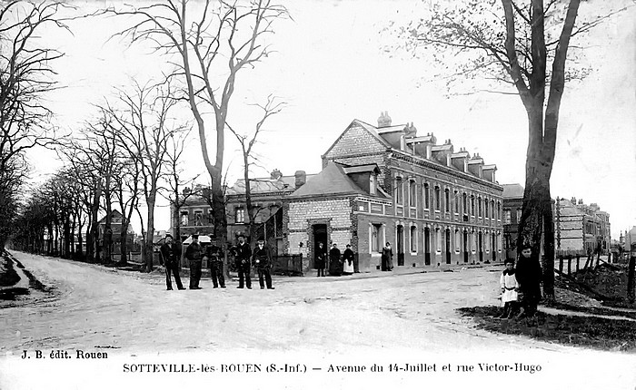 Carte postale ancienne du café à l'angle de la rue Victor Hugo et de l'Avenue du juillet - Sotteville-lès-Rouen