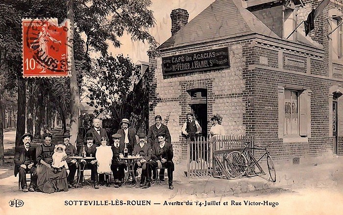 Photo d'époque du café à l'angle de la rue Victor Hugo et de l'Avenue du juillet - Sotteville-lès-Rouen