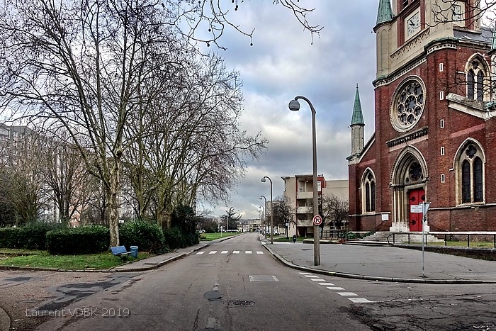 Rue de Paris et parvis de l'église Notre-Dame de l'Assomption à Sotteville-lès-Rouen