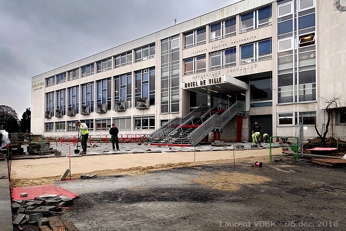 Pose des pavés sur le parvis de l'Hôtel de Ville de Sotteville-lès-Rouen