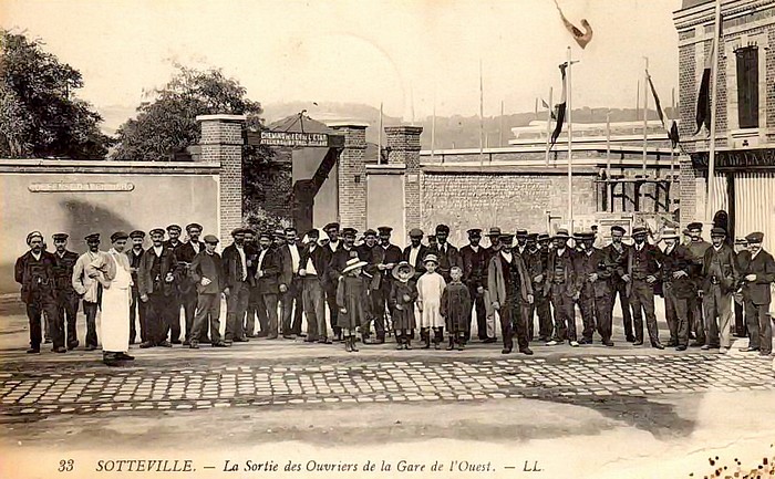 Sortie des ouvriers de la gare de l'Ouest (ateliers Buddicum) - Sotteville-lès-Rouen
