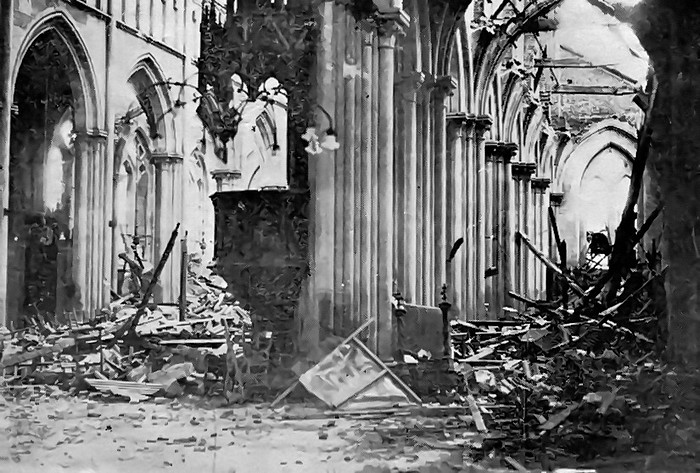 Intérieur de l'église Notre-Dame de l'Assomption bombardée