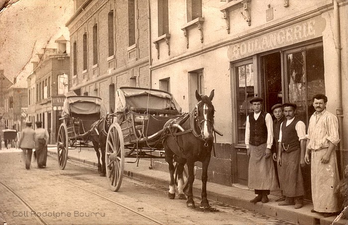Carte postale ancienne d'une boulangerie rue de Paris à Sotteville-lès-Rouen