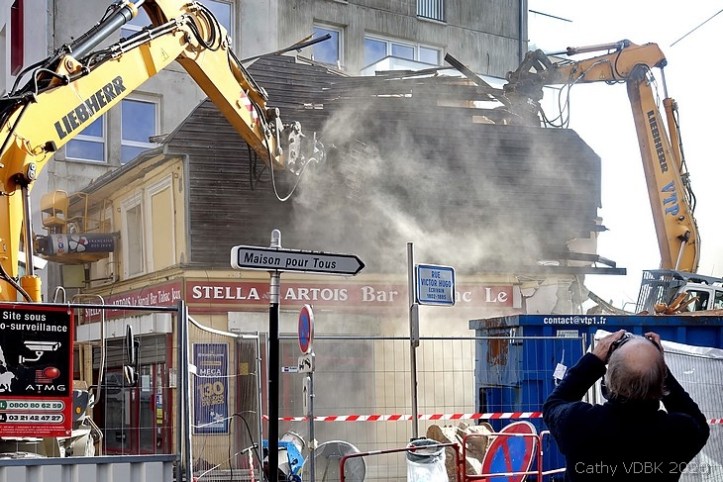 Démolition de l'ancien bar-tabac Le Narval rue Raspail à Sotteville-lès-Rouen