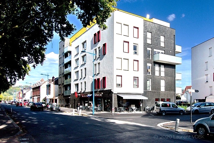 Angle des rues Raspail et Victor Hugo à Sotteville-lès-Rouen (Bar le Narval au rez-de-chaussée de la résidence Charlotte Perriand)