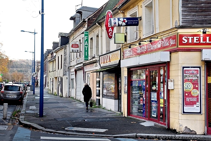 Angle des rues Raspail et Victor Hugo à Sotteville-lès-Rouen (commerces)