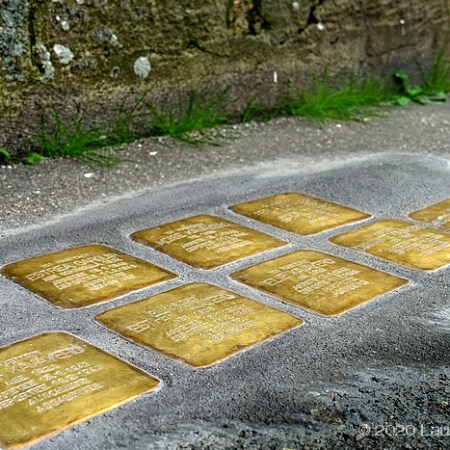 Pavés de laiton hommage à la famille juive Kavayéro, rue du Cours à Sotteville-lès-Rouen