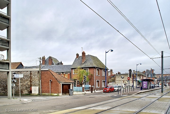 La rue Léon Blum les voies du métro à Sotteville-lès-Rouen