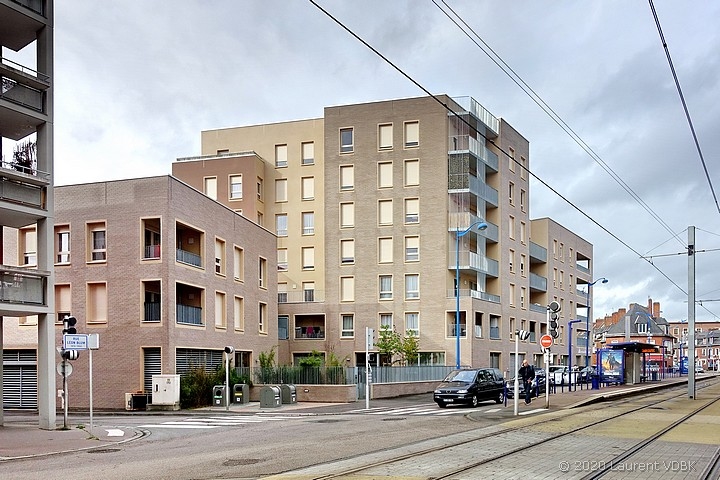Les nouveau immeubles (résidence Simon Veil) et la station de métro Voltaire rue Léon Blum à Sotteville-lès-Rouen