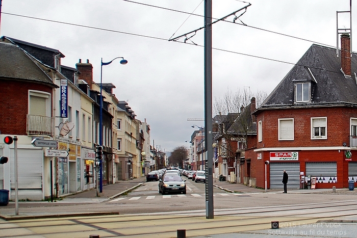 rue Méridienne à l'angle de la place Voltaire à Sotteville-lès-Rouen, avant les travaux